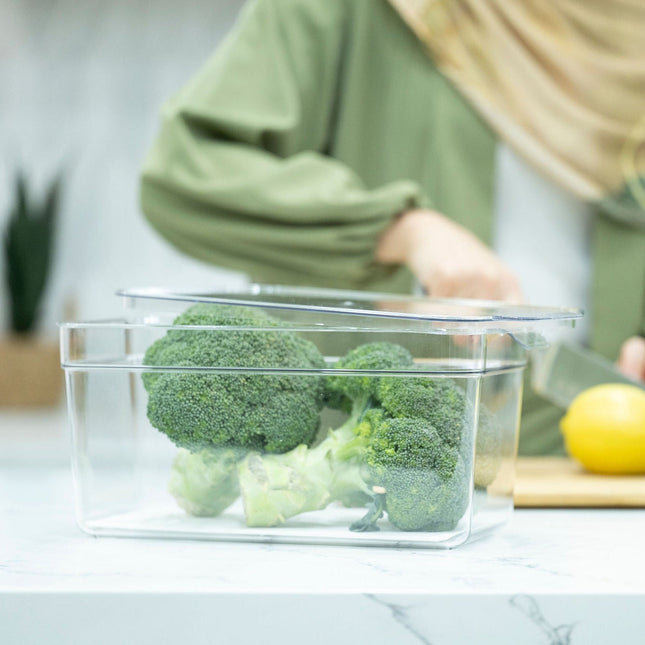 Clear Fridge Organiser with Lid used for storing broccoli in a kitchen, ideal for fridge organisation and preserving fresh produce.