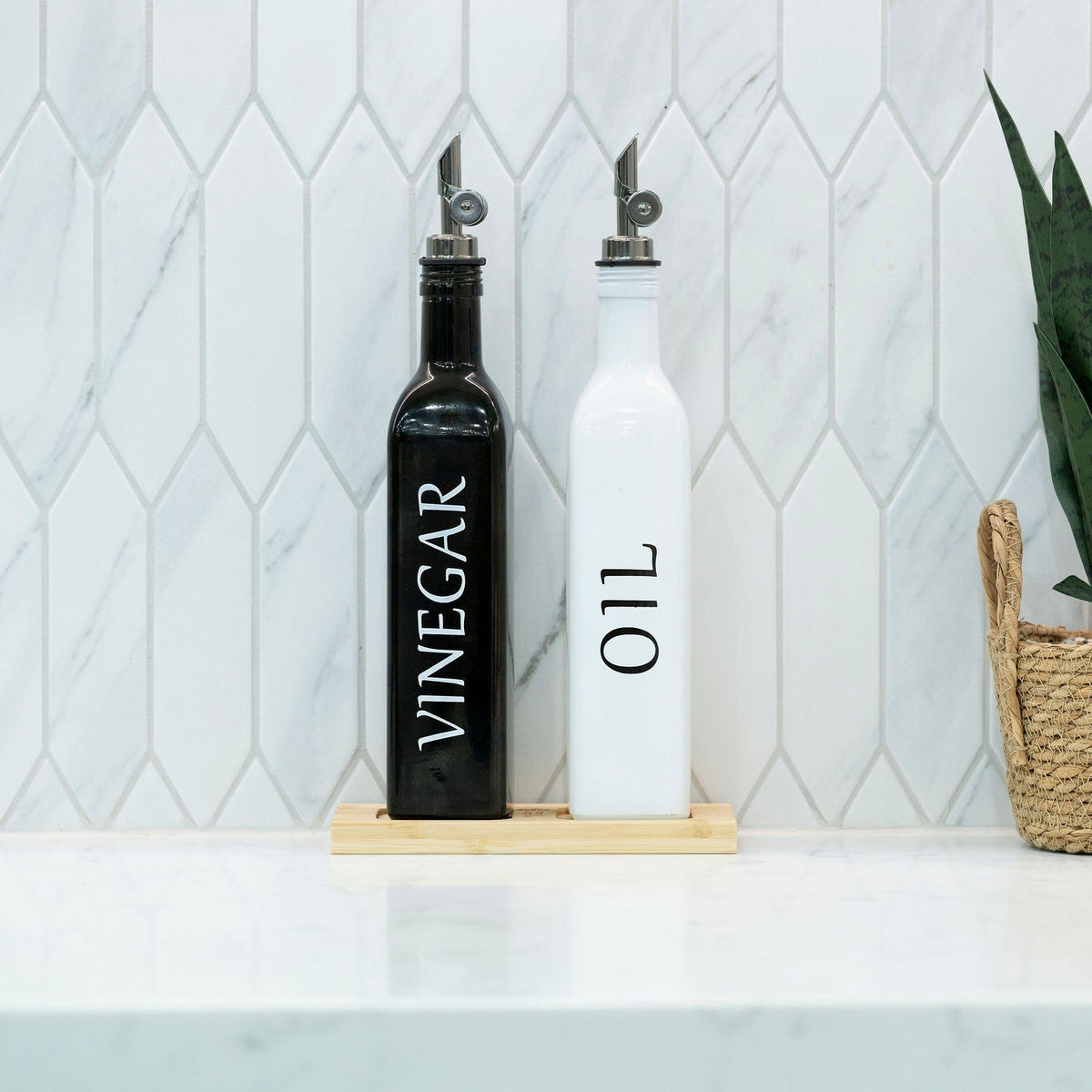 Black Oil and Vinegar Bottle – 500ml Modern Glass Dispenser for kitchen organisation, ideal for stylish, efficient pantry use.